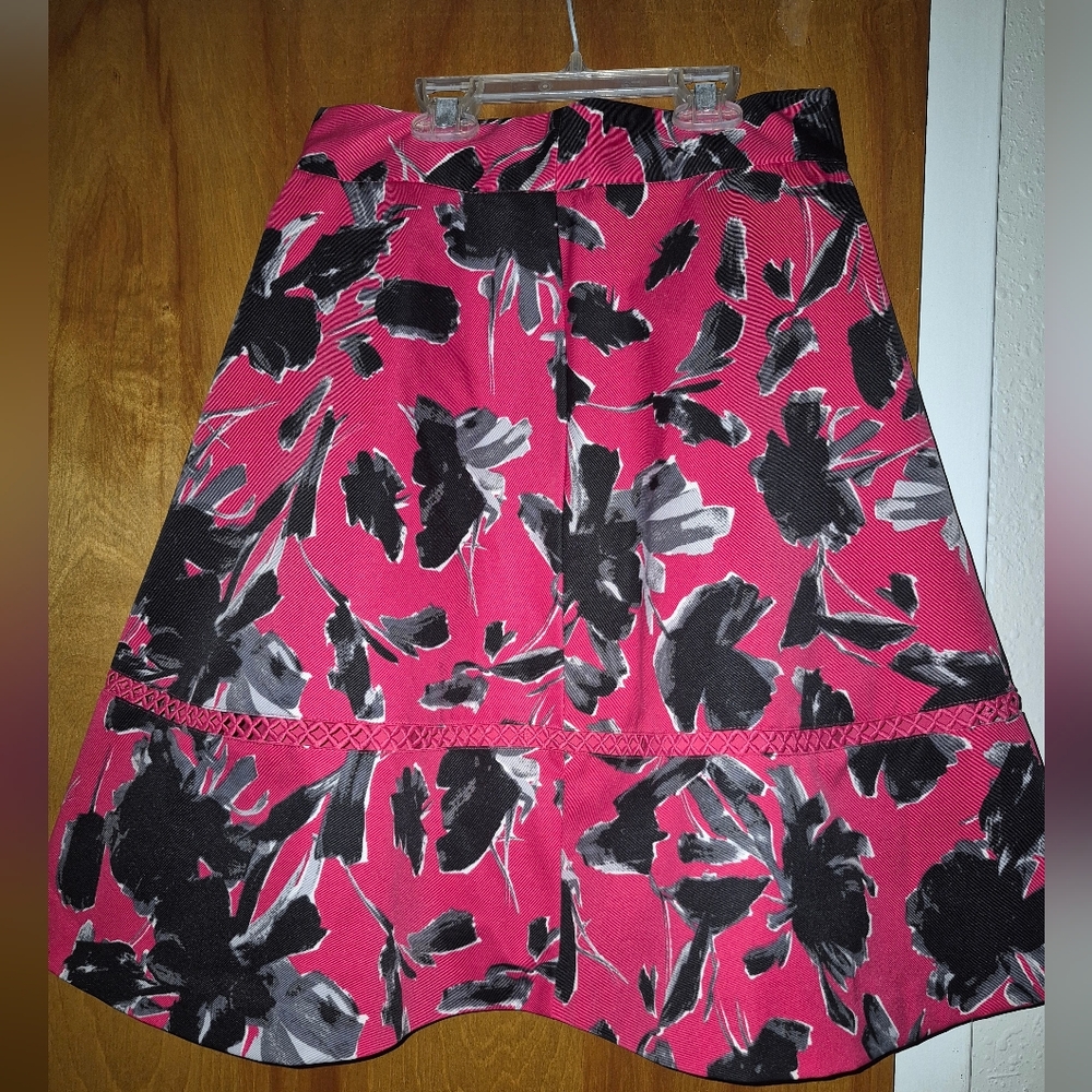 WORN ONCE Isaac Mizrahi SIZE 4 Pink and Black Floral A-Line Skirt
